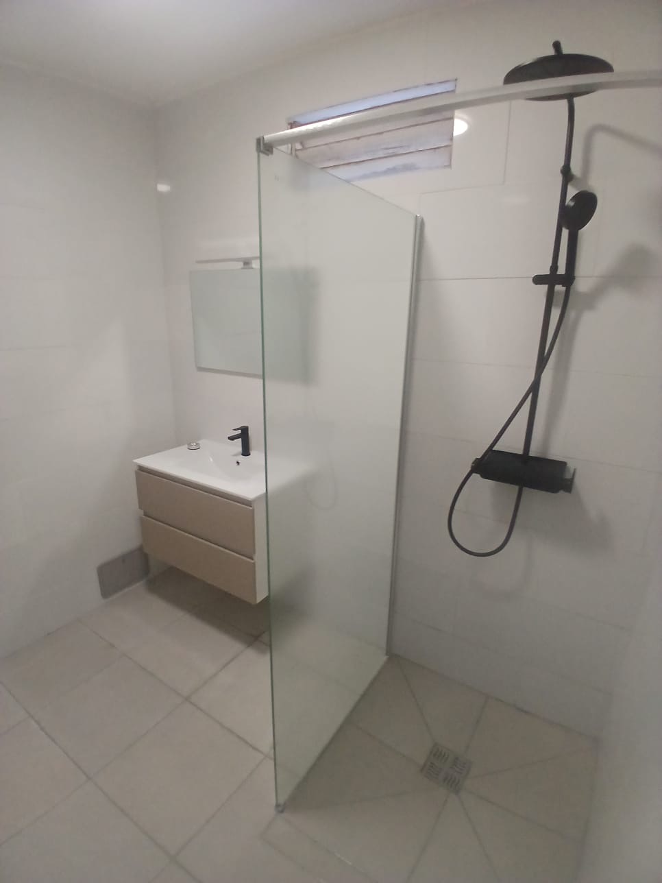Après — Création d'une douche à l'italienne : Après : douche à l'italienne avec paroi vitrée