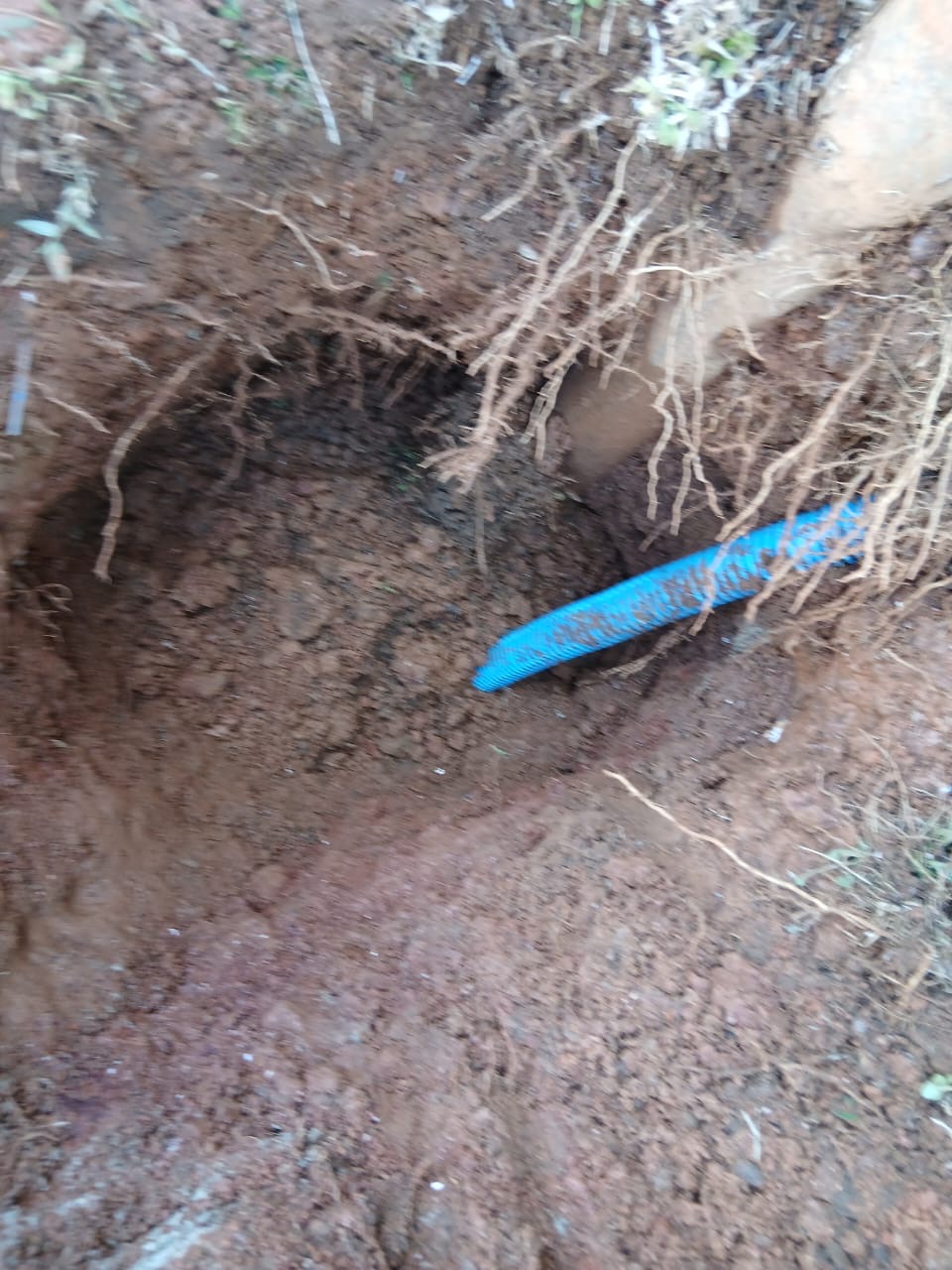Avant — Canalisation & mécanisme WC : Recherche et dégagement de la canalisation enterrée