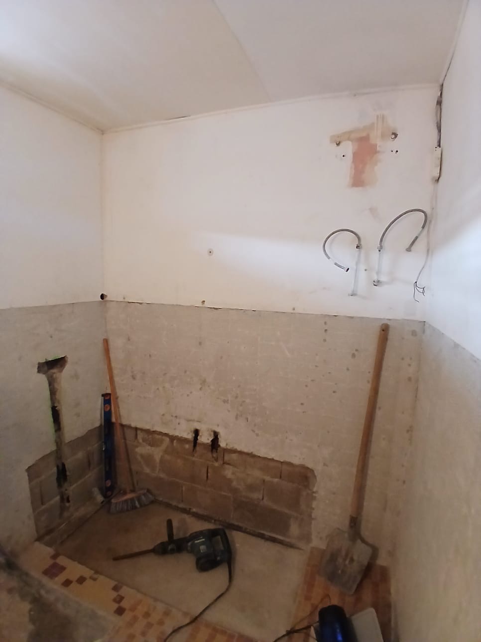 Avant — Création d'une douche à l'italienne : Avant : démolition de la salle de bain existante